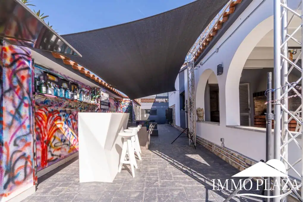 Large modern luxury villa; plot 840m2, 4 ensuite bedrooms, pool, garage, jacuzzi, summer kitchen and bar…..