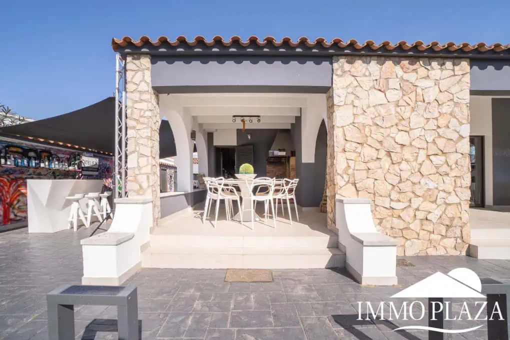 Large modern luxury villa; plot 840m2, 4 ensuite bedrooms, pool, garage, jacuzzi, summer kitchen and bar…..