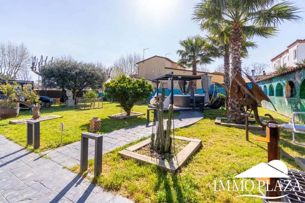 Large modern luxury villa; plot 840m2, 4 ensuite bedrooms, pool, garage, jacuzzi, summer kitchen and bar…..