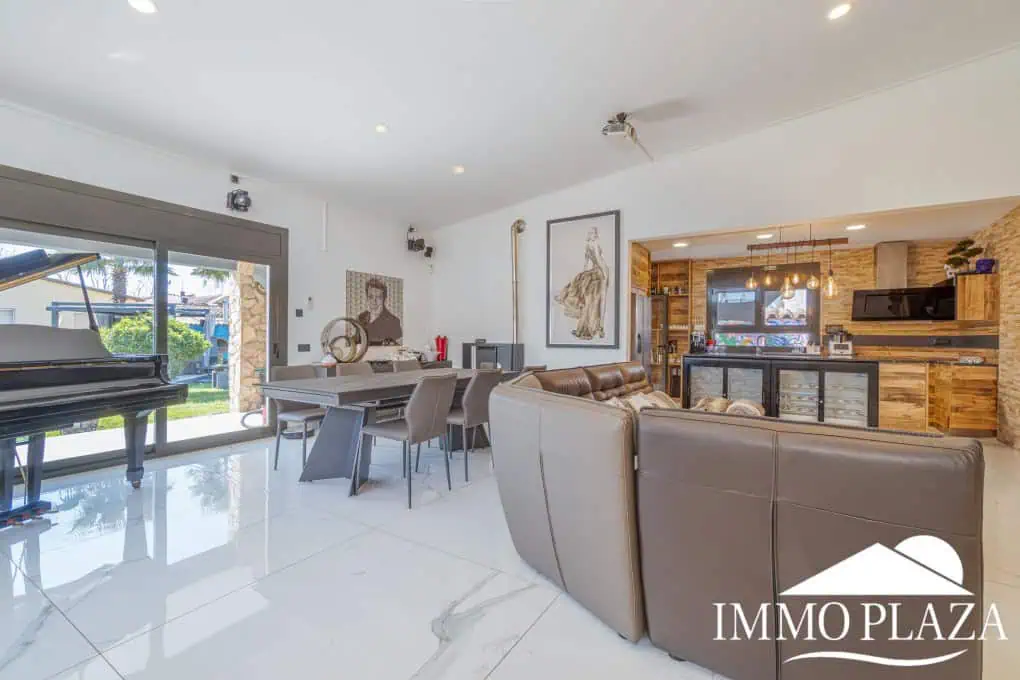 Large modern luxury villa; plot 840m2, 4 ensuite bedrooms, pool, garage, jacuzzi, summer kitchen and bar…..