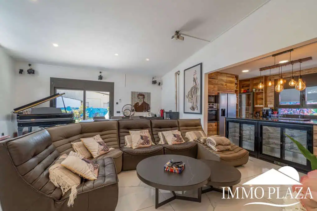 Large modern luxury villa; plot 840m2, 4 ensuite bedrooms, pool, garage, jacuzzi, summer kitchen and bar…..