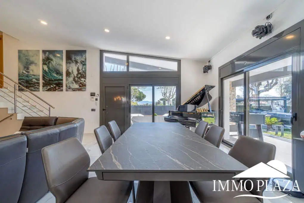 Large modern luxury villa; plot 840m2, 4 ensuite bedrooms, pool, garage, jacuzzi, summer kitchen and bar…..