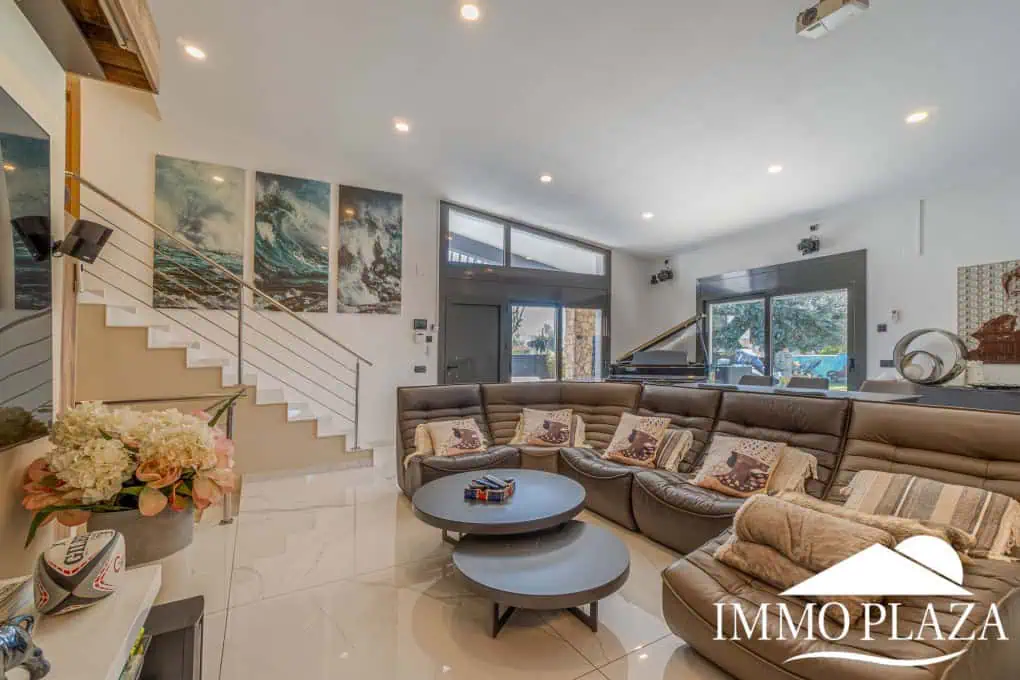 Large modern luxury villa; plot 840m2, 4 ensuite bedrooms, pool, garage, jacuzzi, summer kitchen and bar…..