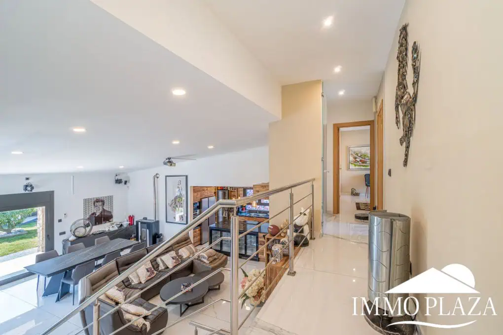 Large modern luxury villa; plot 840m2, 4 ensuite bedrooms, pool, garage, jacuzzi, summer kitchen and bar…..