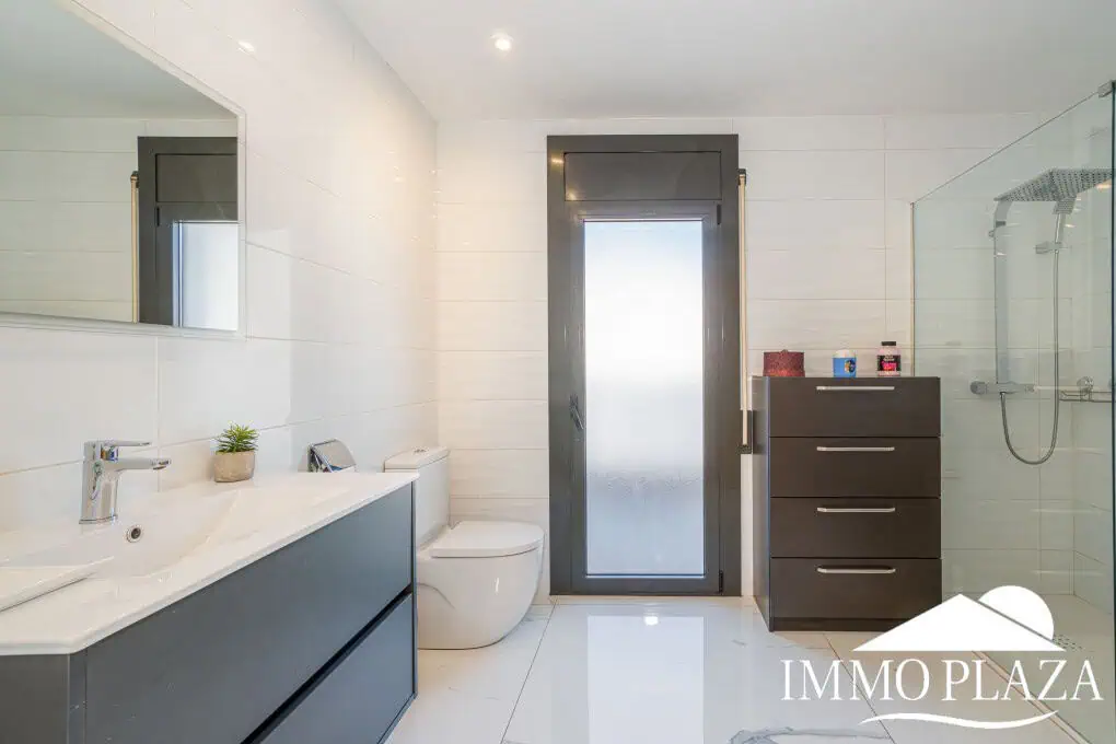 Large modern luxury villa; plot 840m2, 4 ensuite bedrooms, pool, garage, jacuzzi, summer kitchen and bar…..