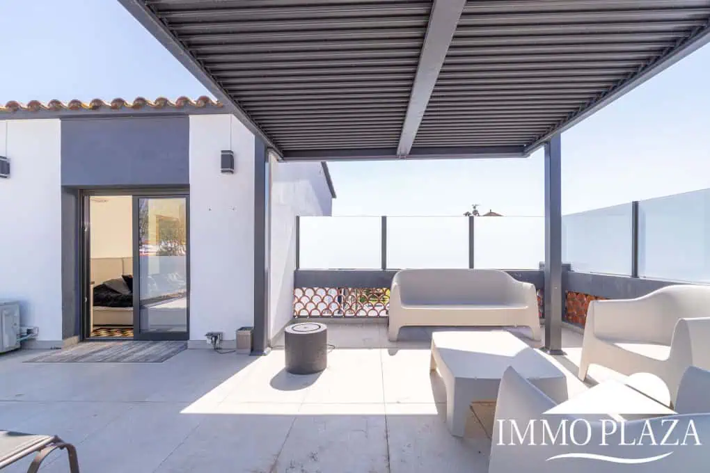 Large modern luxury villa; plot 840m2, 4 ensuite bedrooms, pool, garage, jacuzzi, summer kitchen and bar…..