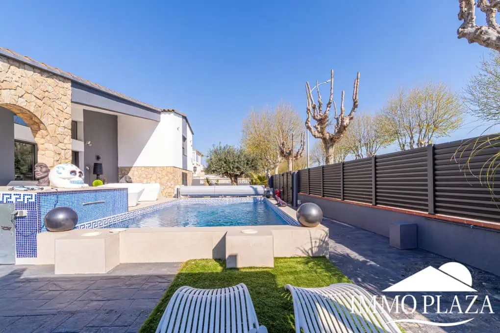 Large modern luxury villa; plot 840m2, 4 ensuite bedrooms, pool, garage, jacuzzi, summer kitchen and bar…..
