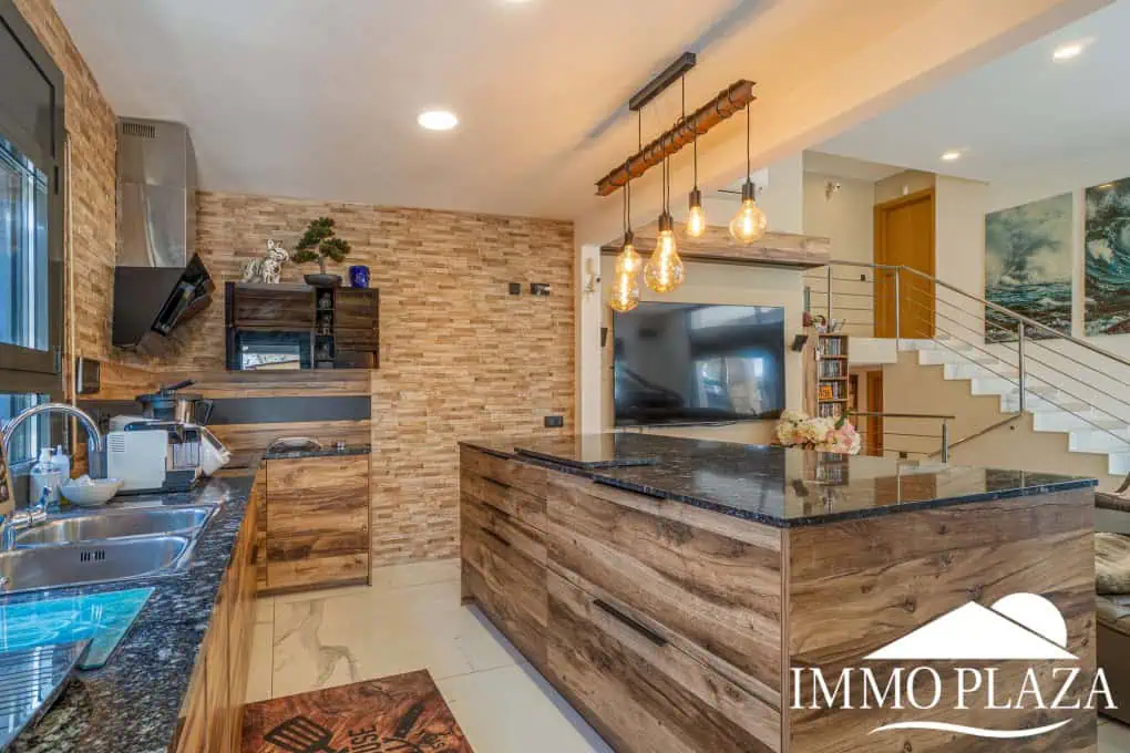 Large modern luxury villa; plot 840m2, 4 ensuite bedrooms, pool, garage, jacuzzi, summer kitchen and bar…..