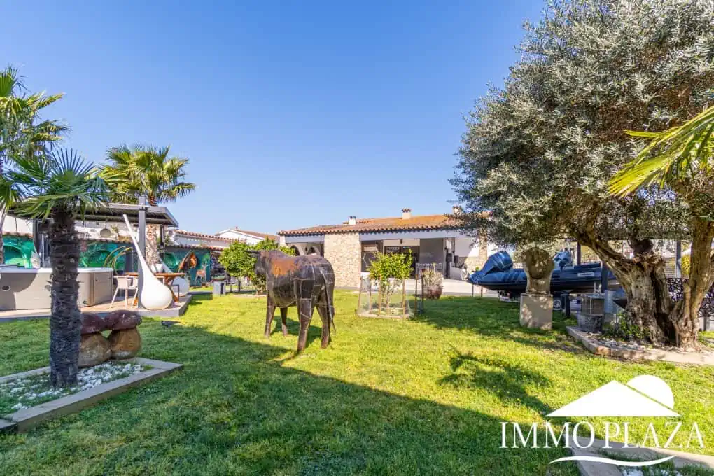 Large modern luxury villa; plot 840m2, 4 ensuite bedrooms, pool, garage, jacuzzi, summer kitchen and bar…..