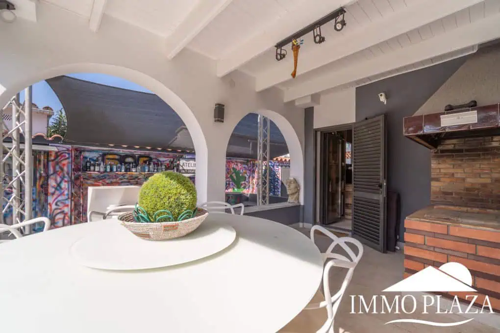 Large modern luxury villa; plot 840m2, 4 ensuite bedrooms, pool, garage, jacuzzi, summer kitchen and bar…..