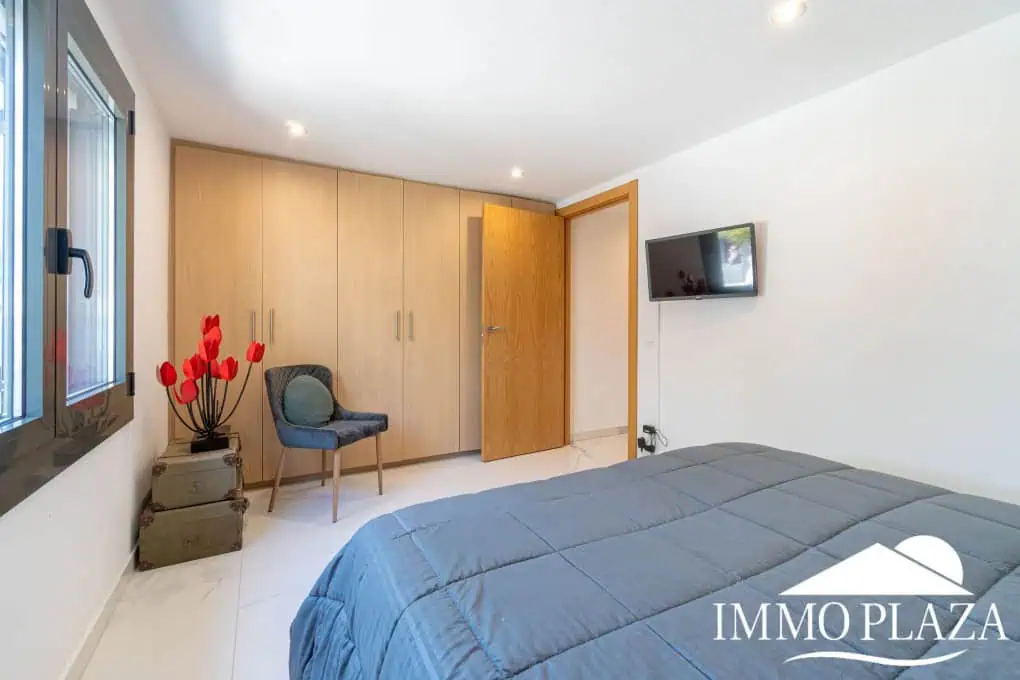 Large modern luxury villa; plot 840m2, 4 ensuite bedrooms, pool, garage, jacuzzi, summer kitchen and bar…..