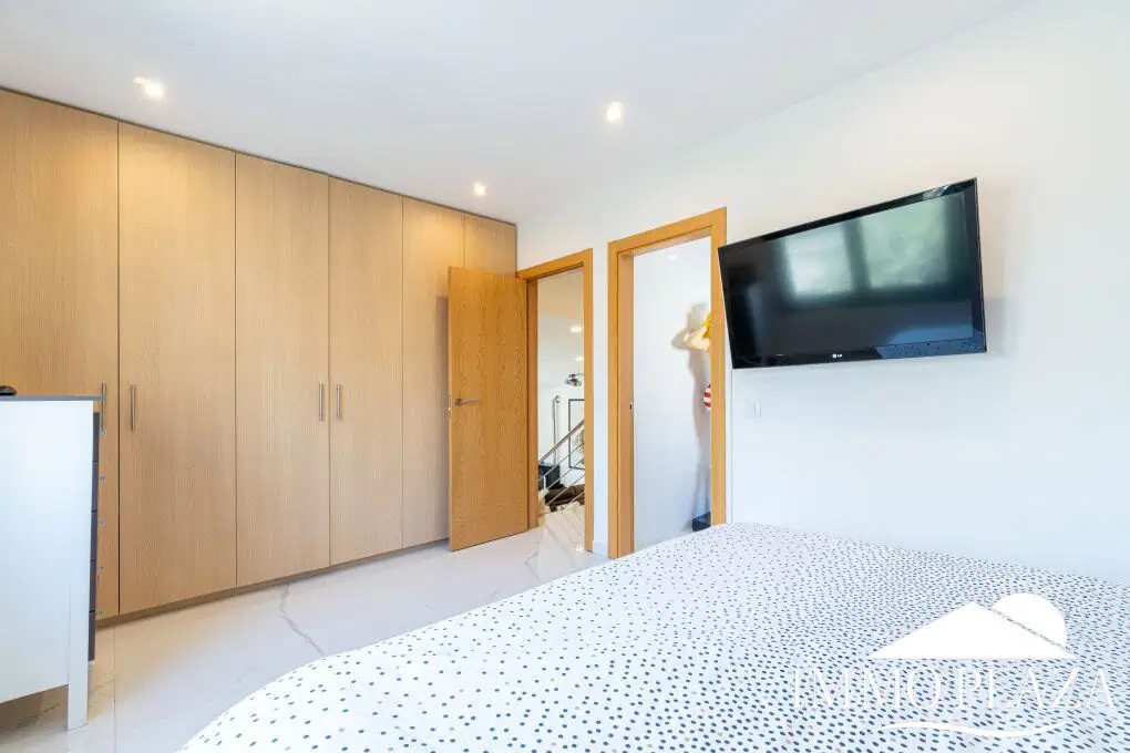 Large modern luxury villa; plot 840m2, 4 ensuite bedrooms, pool, garage, jacuzzi, summer kitchen and bar…..