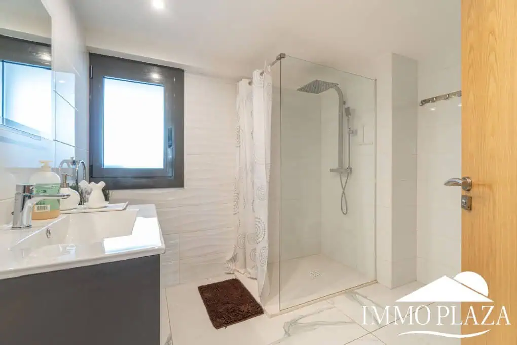 Large modern luxury villa; plot 840m2, 4 ensuite bedrooms, pool, garage, jacuzzi, summer kitchen and bar…..