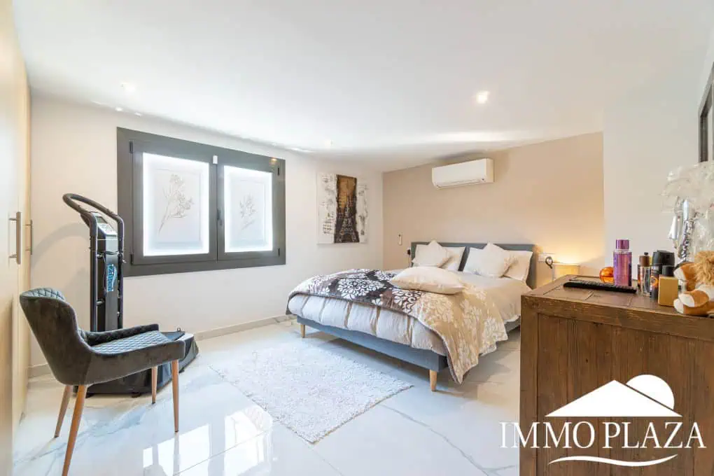 Large modern luxury villa; plot 840m2, 4 ensuite bedrooms, pool, garage, jacuzzi, summer kitchen and bar…..