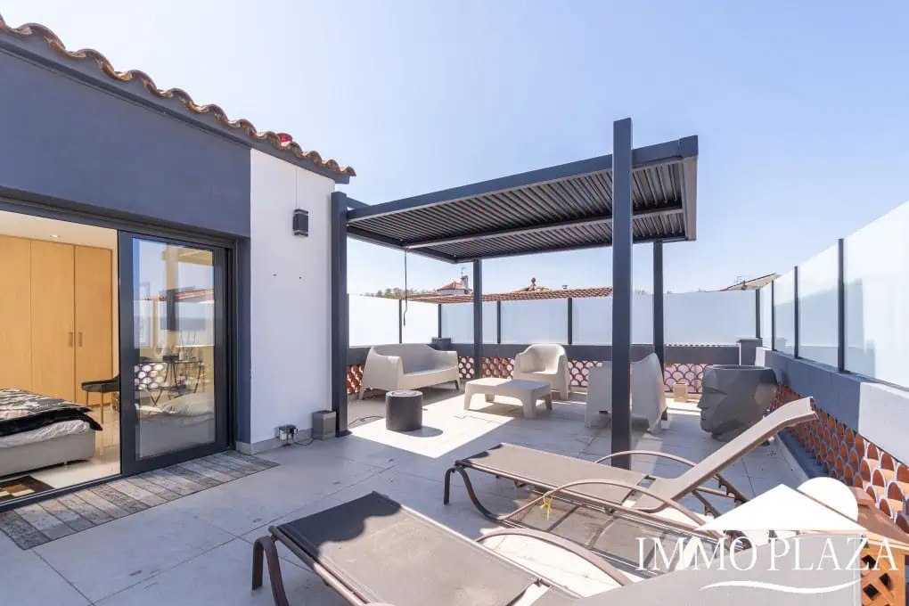Large modern luxury villa; plot 840m2, 4 ensuite bedrooms, pool, garage, jacuzzi, summer kitchen and bar…..