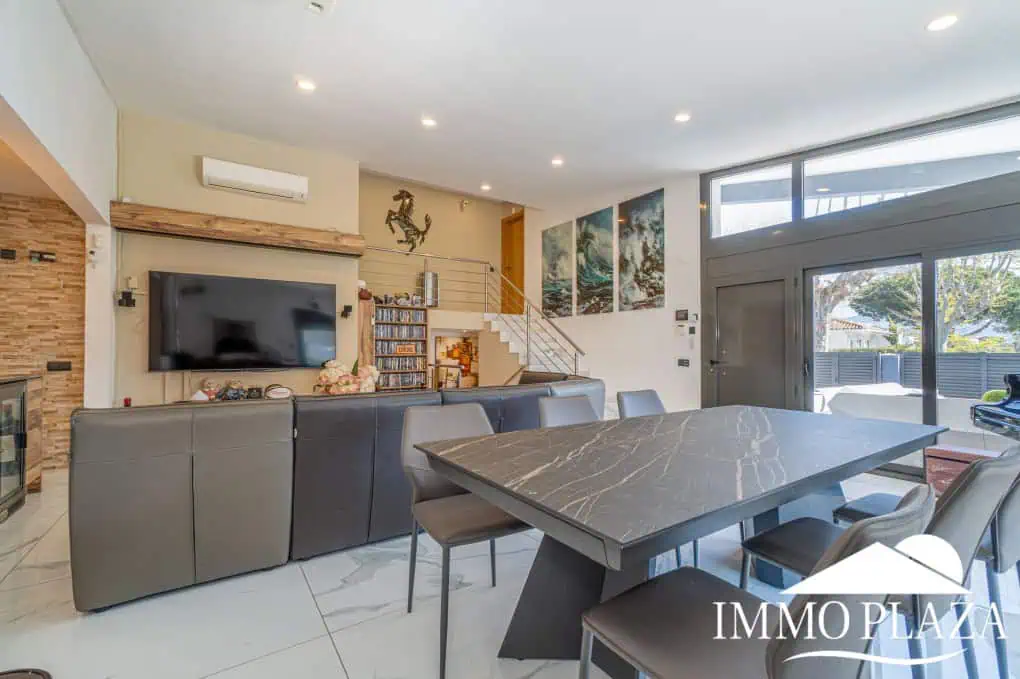 Large modern luxury villa; plot 840m2, 4 ensuite bedrooms, pool, garage, jacuzzi, summer kitchen and bar…..