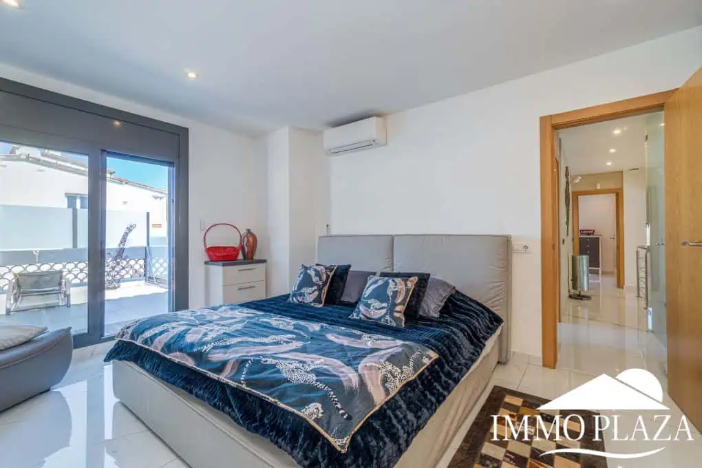 Large modern luxury villa; plot 840m2, 4 ensuite bedrooms, pool, garage, jacuzzi, summer kitchen and bar…..