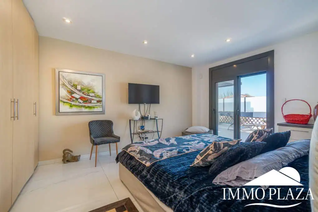 Large modern luxury villa; plot 840m2, 4 ensuite bedrooms, pool, garage, jacuzzi, summer kitchen and bar…..
