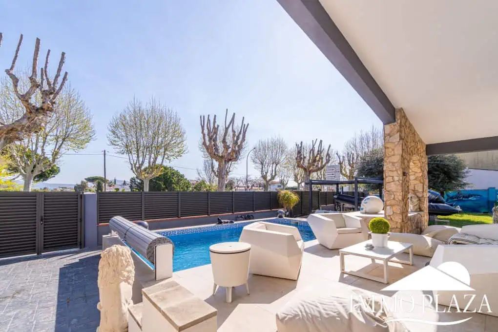 Large modern luxury villa; plot 840m2, 4 ensuite bedrooms, pool, garage, jacuzzi, summer kitchen and bar…..