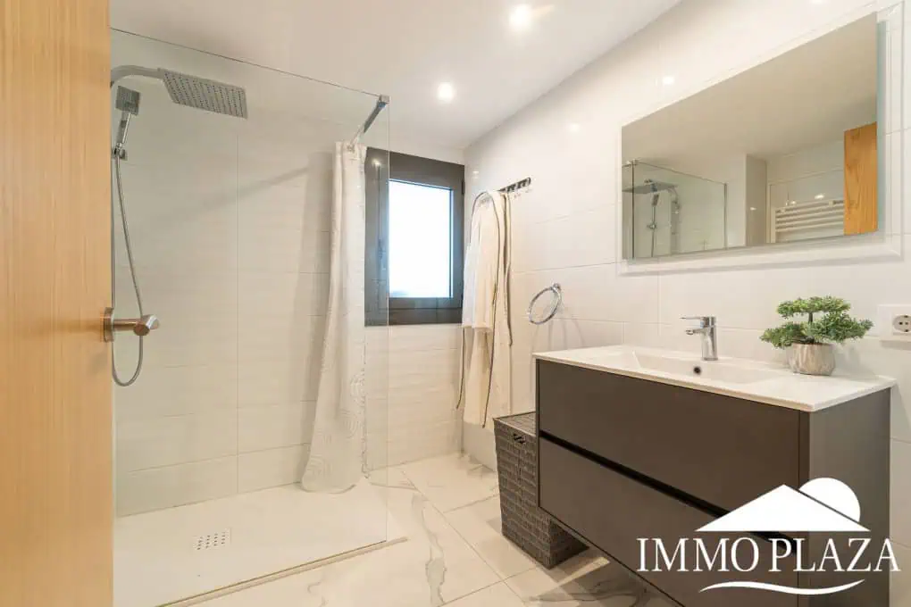 Large modern luxury villa; plot 840m2, 4 ensuite bedrooms, pool, garage, jacuzzi, summer kitchen and bar…..
