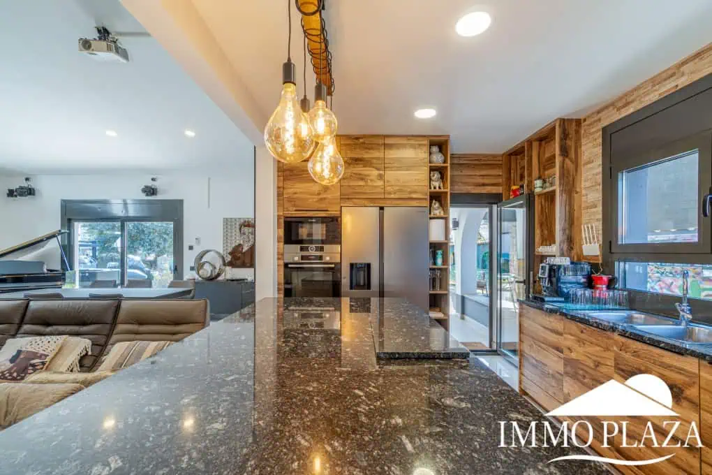 Large modern luxury villa; plot 840m2, 4 ensuite bedrooms, pool, garage, jacuzzi, summer kitchen and bar…..