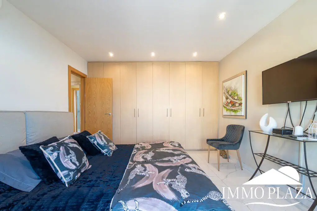 Large modern luxury villa; plot 840m2, 4 ensuite bedrooms, pool, garage, jacuzzi, summer kitchen and bar…..