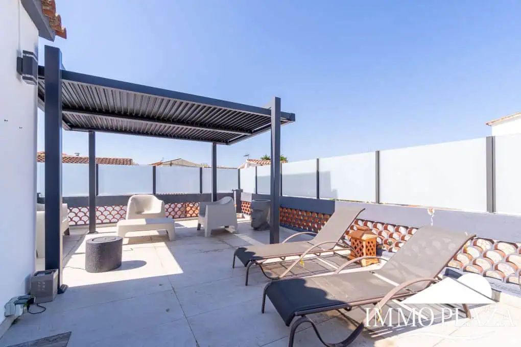 Large modern luxury villa; plot 840m2, 4 ensuite bedrooms, pool, garage, jacuzzi, summer kitchen and bar…..