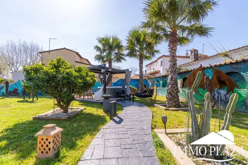 Large modern luxury villa; plot 840m2, 4 ensuite bedrooms, pool, garage, jacuzzi, summer kitchen and bar…..