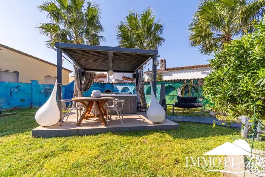 Large modern luxury villa; plot 840m2, 4 ensuite bedrooms, pool, garage, jacuzzi, summer kitchen and bar…..