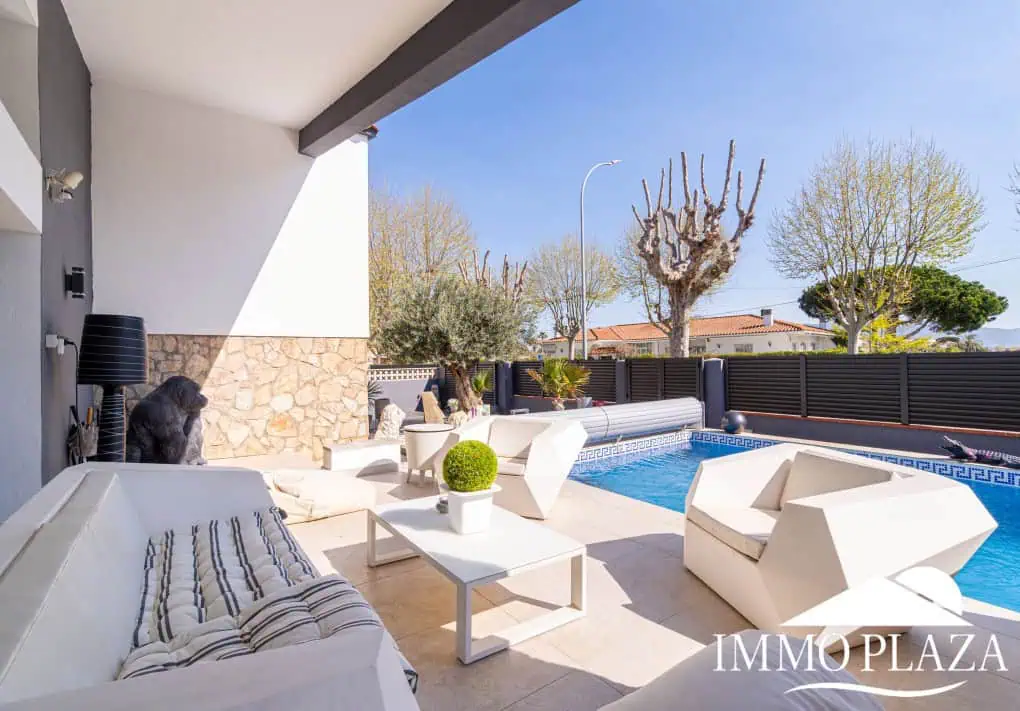 Large modern luxury villa; plot 840m2, 4 ensuite bedrooms, pool, garage, jacuzzi, summer kitchen and bar…..