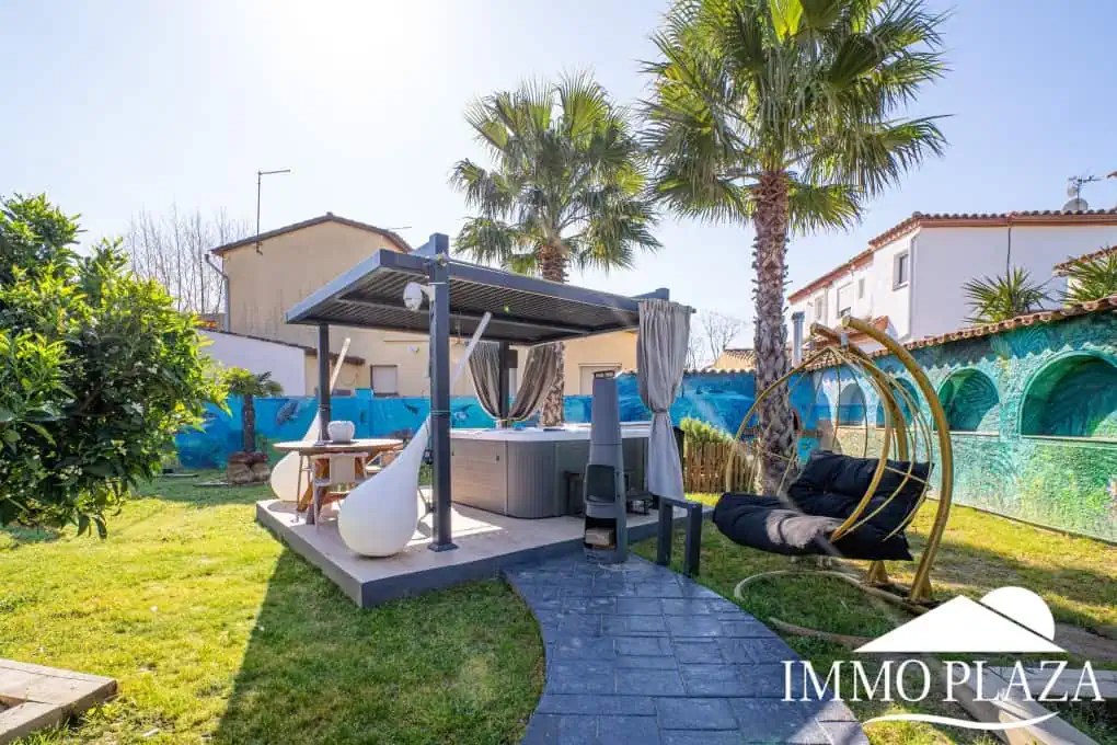 Large modern luxury villa; plot 840m2, 4 ensuite bedrooms, pool, garage, jacuzzi, summer kitchen and bar…..