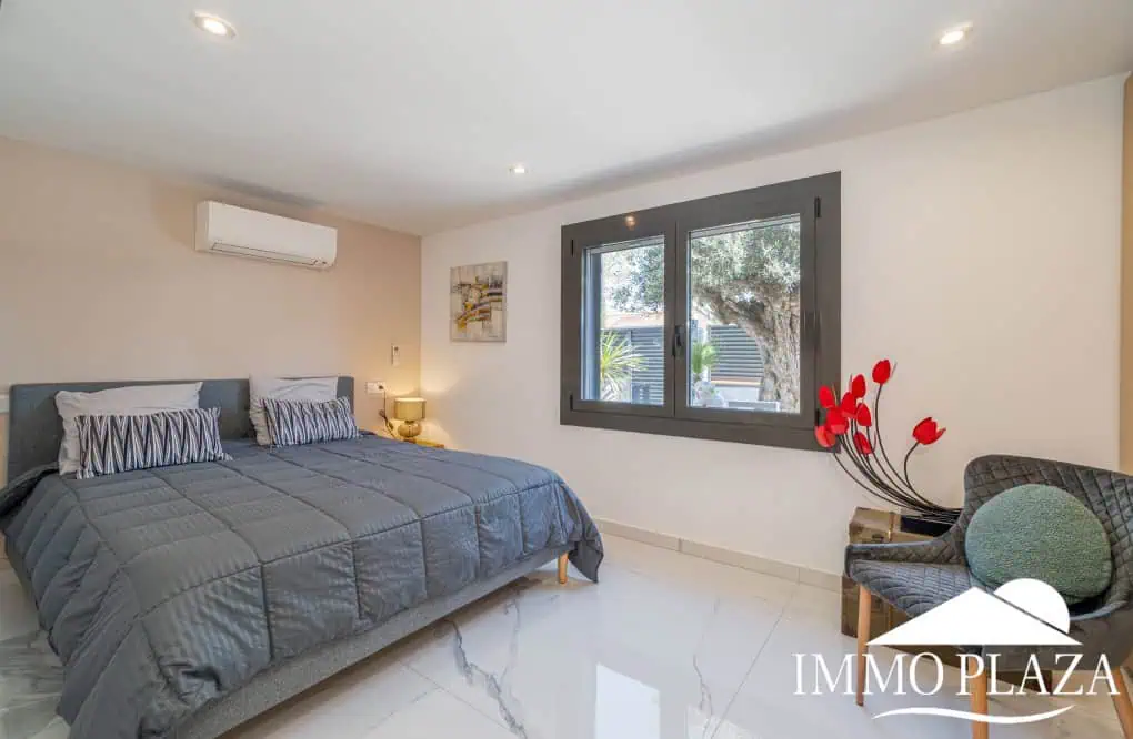 Large modern luxury villa; plot 840m2, 4 ensuite bedrooms, pool, garage, jacuzzi, summer kitchen and bar…..