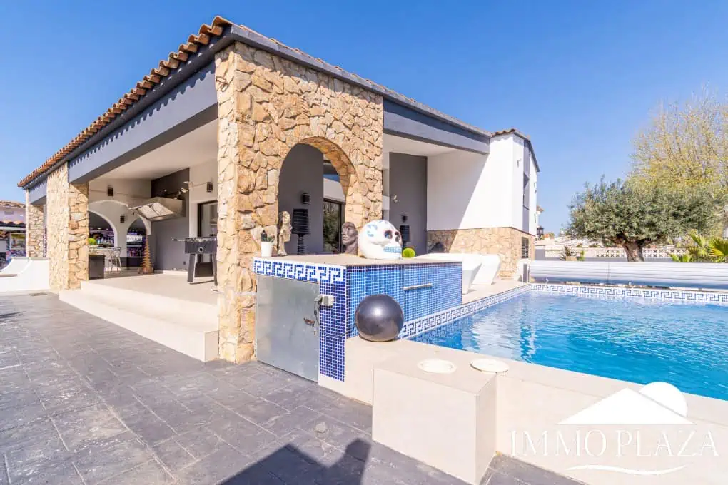 Large modern luxury villa; plot 840m2, 4 ensuite bedrooms, pool, garage, jacuzzi, summer kitchen and bar…..