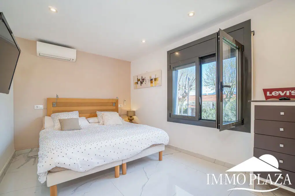 Large modern luxury villa; plot 840m2, 4 ensuite bedrooms, pool, garage, jacuzzi, summer kitchen and bar…..