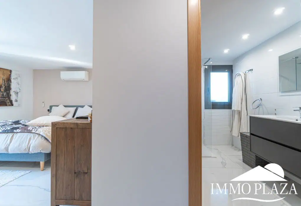Large modern luxury villa; plot 840m2, 4 ensuite bedrooms, pool, garage, jacuzzi, summer kitchen and bar…..