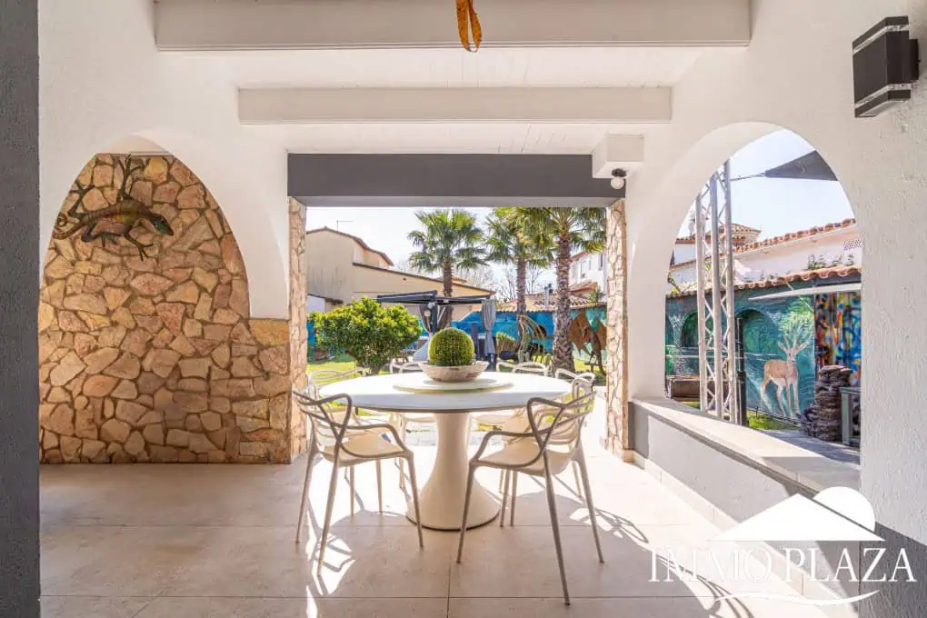 Large modern luxury villa; plot 840m2, 4 ensuite bedrooms, pool, garage, jacuzzi, summer kitchen and bar…..