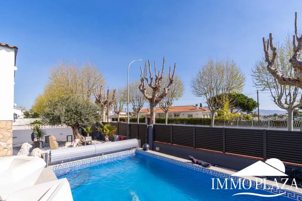Large modern luxury villa; plot 840m2, 4 ensuite bedrooms, pool, garage, jacuzzi, summer kitchen and bar…..