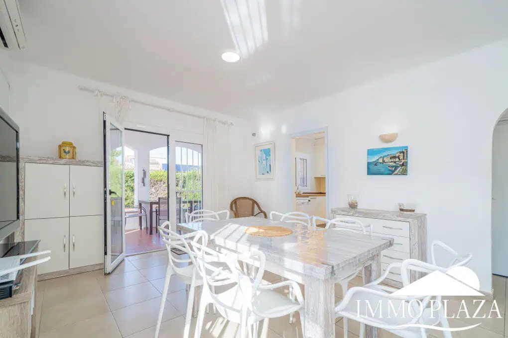 Prachtige gelijkvloerse villa, 3 slaapkamers, 2 badkamers, zwembad, grote garage, dichtbij zee!