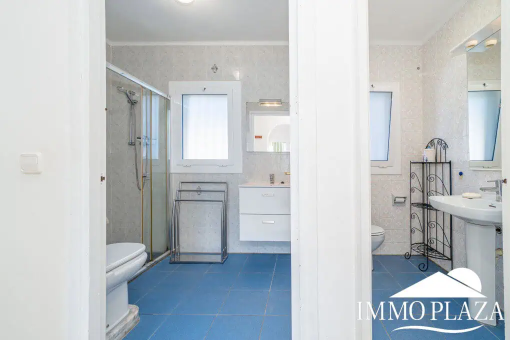 Prachtige gelijkvloerse villa, 3 slaapkamers, 2 badkamers, zwembad, grote garage, dichtbij zee!