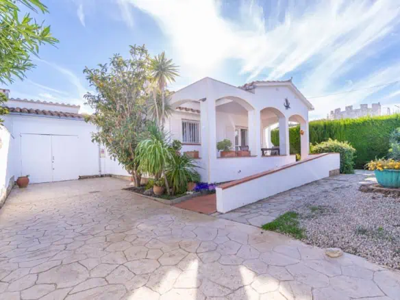 Beautiful single-story villa, 3 bedrooms, 2 bathrooms, swimming pool, large garage, close to the sea!
