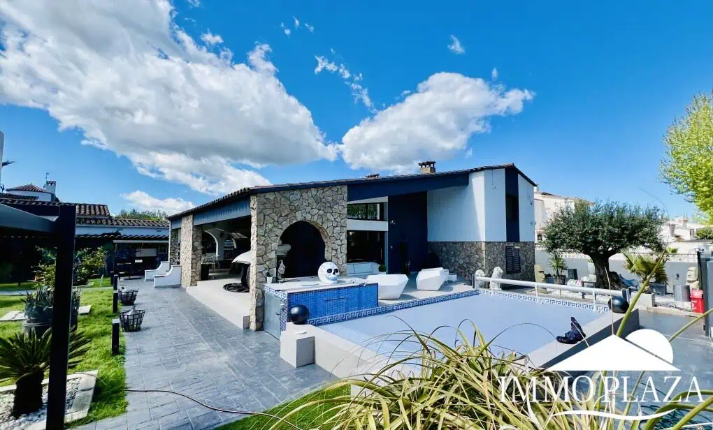 Large modern luxury villa; plot 840m2, 4 ensuite bedrooms, pool, garage, jacuzzi, summer kitchen and bar…..