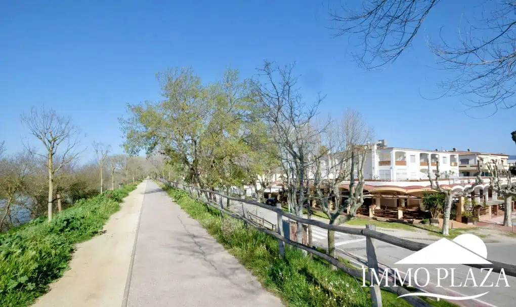 Vue mer et riviere appartement de 60m2 avec une belle terrasse, exposé sud ! Débaras inclus.