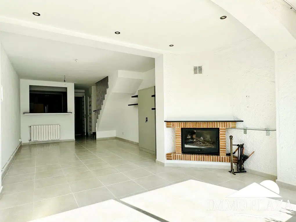 Wunderschön renoviertes Haus mit 3 Schlafzimmern, 1 Garage und 1 Privatparkplatz, Gemeinschaftspool – Empuriabrava