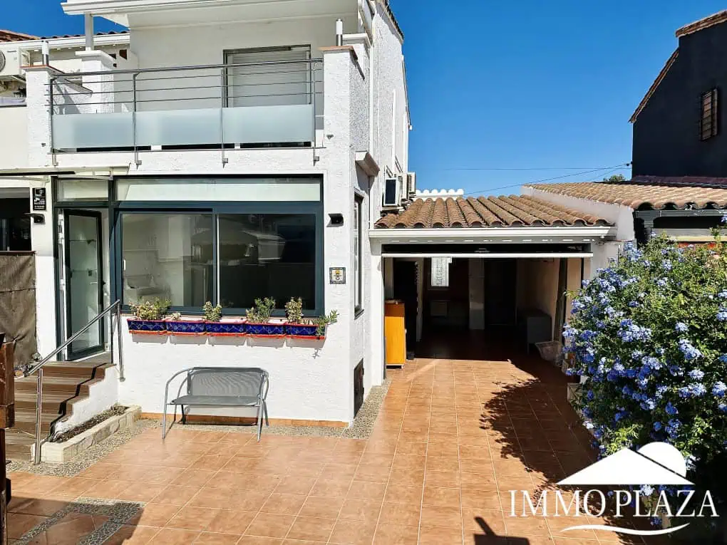 Wunderschön renoviertes Haus mit 3 Schlafzimmern, 1 Garage und 1 Privatparkplatz, Gemeinschaftspool – Empuriabrava