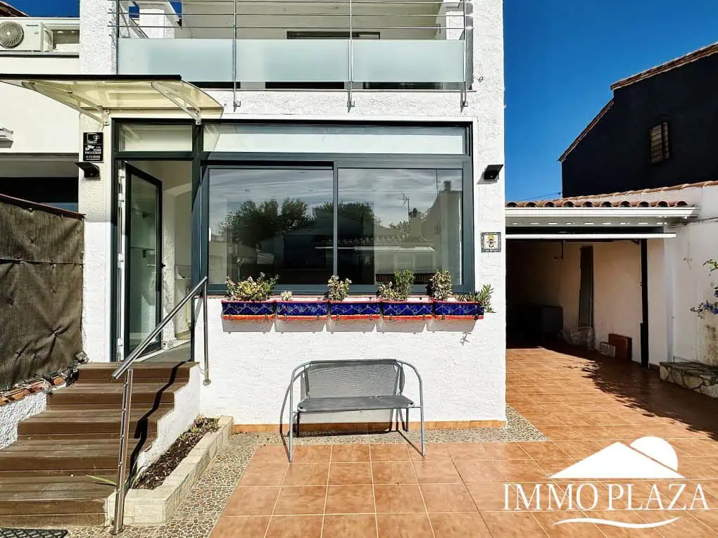 Wunderschön renoviertes Haus mit 3 Schlafzimmern, 1 Garage und 1 Privatparkplatz, Gemeinschaftspool – Empuriabrava
