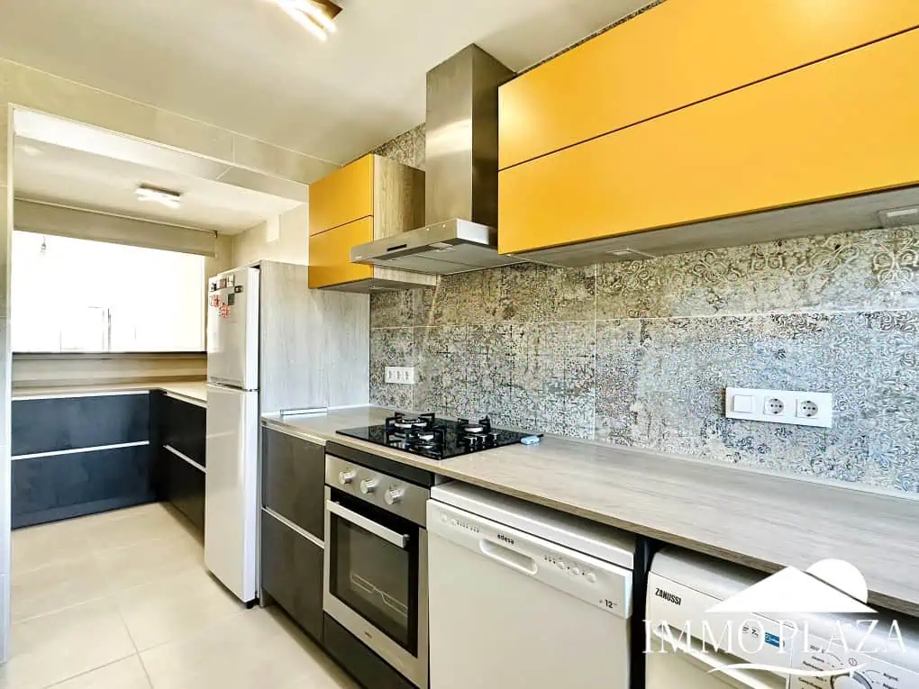 Wunderschön renoviertes Haus mit 3 Schlafzimmern, 1 Garage und 1 Privatparkplatz, Gemeinschaftspool – Empuriabrava