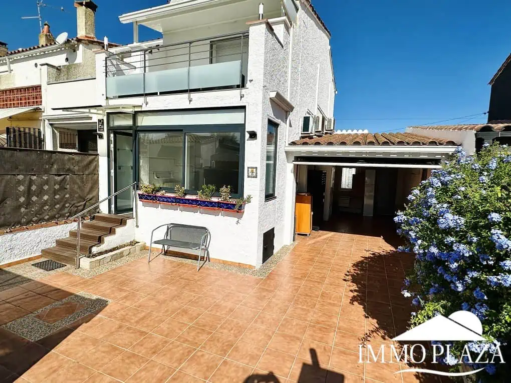 Wunderschön renoviertes Haus mit 3 Schlafzimmern, 1 Garage und 1 Privatparkplatz, Gemeinschaftspool – Empuriabrava