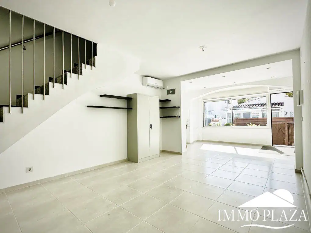 Wunderschön renoviertes Haus mit 3 Schlafzimmern, 1 Garage und 1 Privatparkplatz, Gemeinschaftspool – Empuriabrava