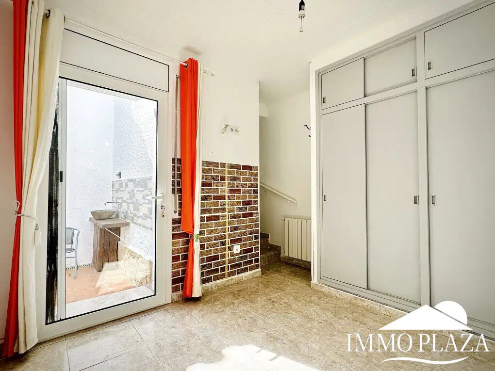 Wunderschön renoviertes Haus mit 3 Schlafzimmern, 1 Garage und 1 Privatparkplatz, Gemeinschaftspool – Empuriabrava