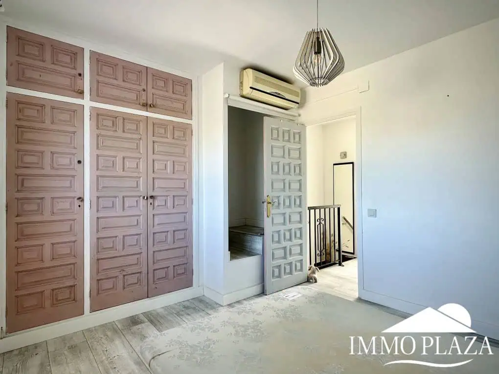 Wunderschön renoviertes Haus mit 3 Schlafzimmern, 1 Garage und 1 Privatparkplatz, Gemeinschaftspool – Empuriabrava